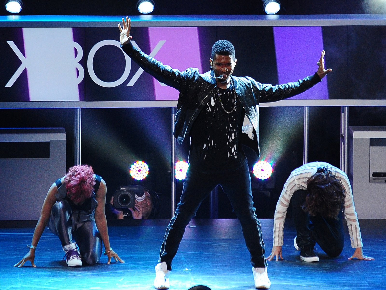 Us Singer Usher Performs As He Introduces The  Music Video Game  &Quot;Dance Central Three&Quot;  For The Xbox 360 With Kinect At The Microsoft Xbox E3 2012 Media Briefing In Los Angeles On June 4, 2012. The Electronic Entertainment Expo (E3), The Video Game Industry'S Biggest Event, Runs From June 5-7.     Afp Photo/Robyn Beck        (Photo Credit Should Read Robyn Beck/Afp/Gettyimages)