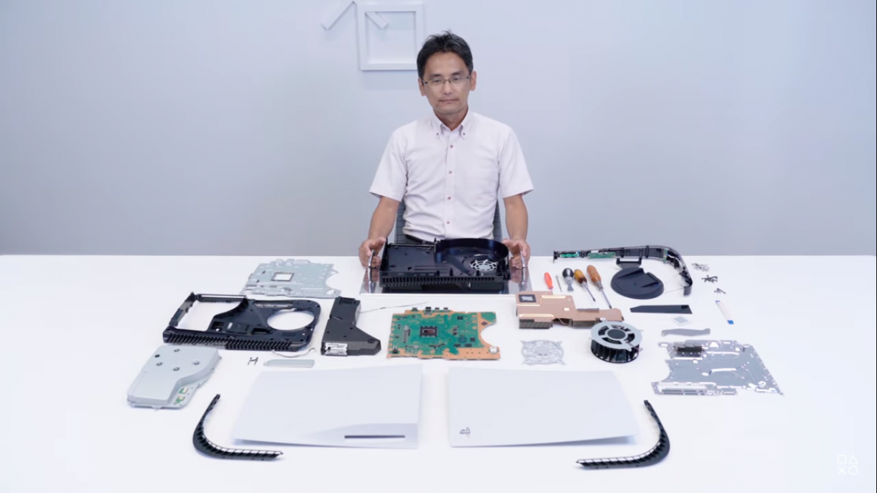Yasuhiro Ootori Shows Off The Fully Disassembled Playstation 5. (Sony)