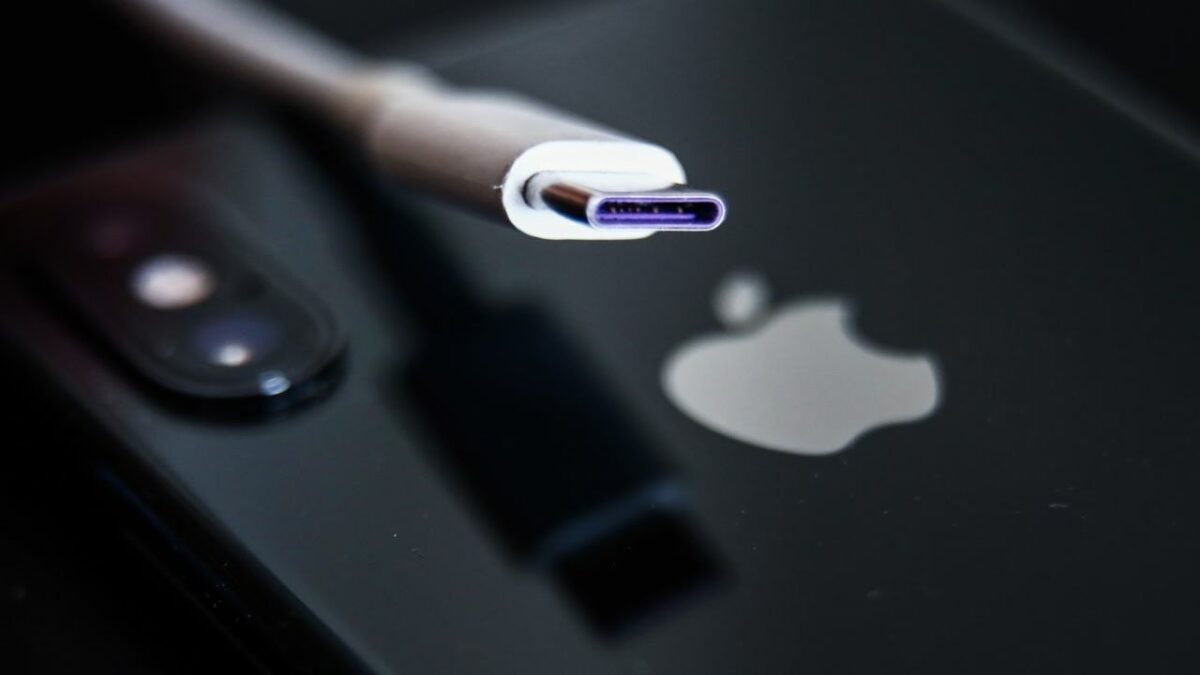 EU Makes iPhone Use USB-C Ports With New Law By 2024