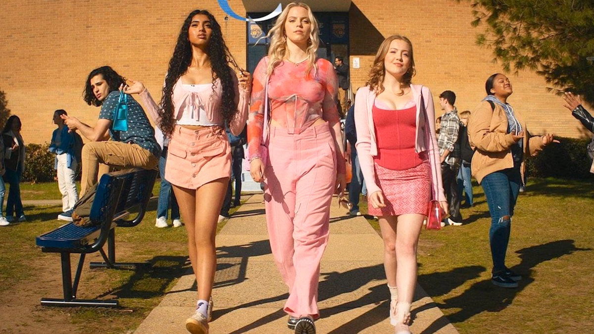Mean Girls Remake Refreshes Story With Current Technology &Amp; Fresh Cast Mean Girls Remake Refreshes Story With Current Technology &Amp; Fresh Cast
