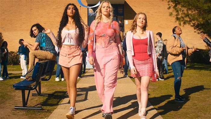 Mean Girls Remake Refreshes Story With Current Technology &Amp; Fresh Cast
