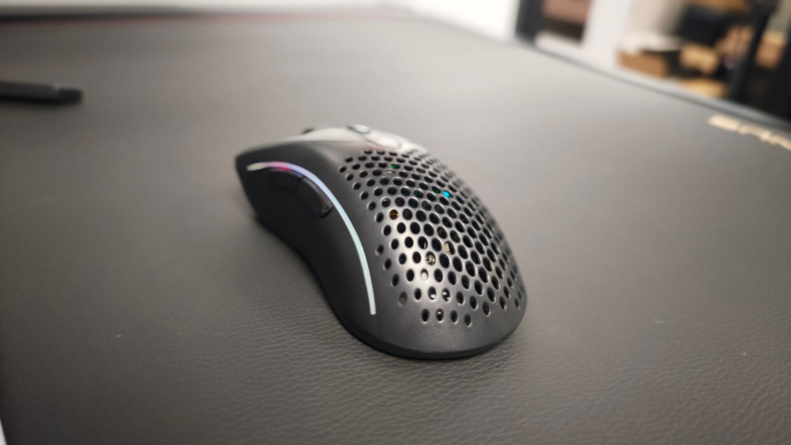 Glorious D2 Wireless Gaming Mouse Review