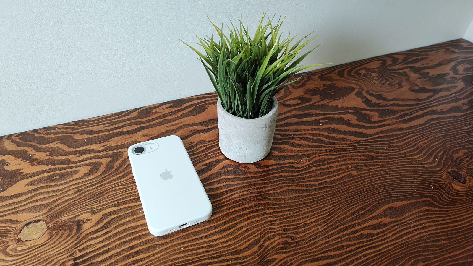Apple Iphone 16E Smartphone Review