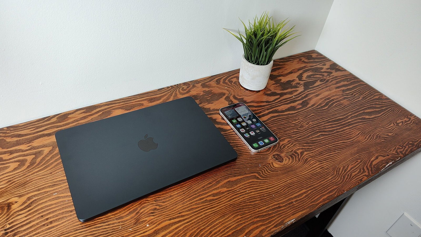 Apple Iphone 16E Smartphone Review