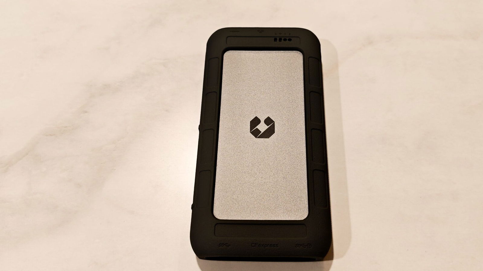 UnifyDrive UT2 ポータブルNAS バッテリー搭載の“ポータブルNAS”「UnifyDrive UT2」は誰に