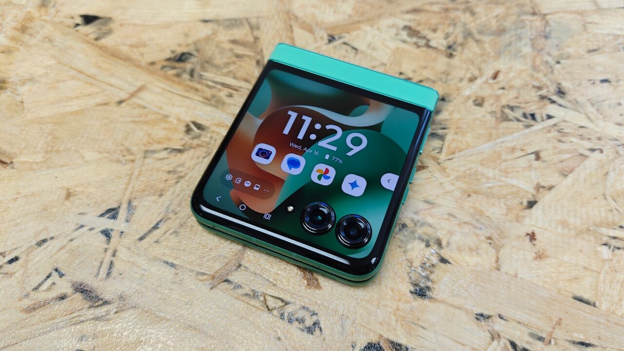 Motorola Razr 2025 Smartphone Review Motorola Razr 2025 Smartphone Review
