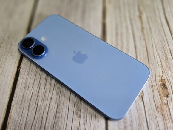 Apple iPhone 17 Smartphone Review