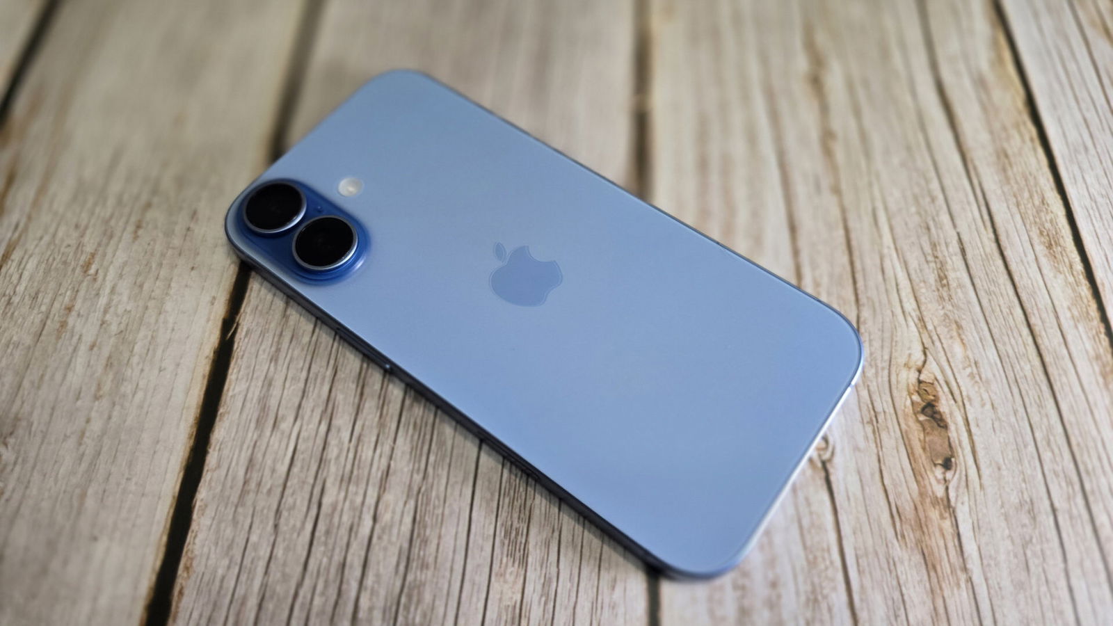 Apple iPhone 17 Smartphone Review